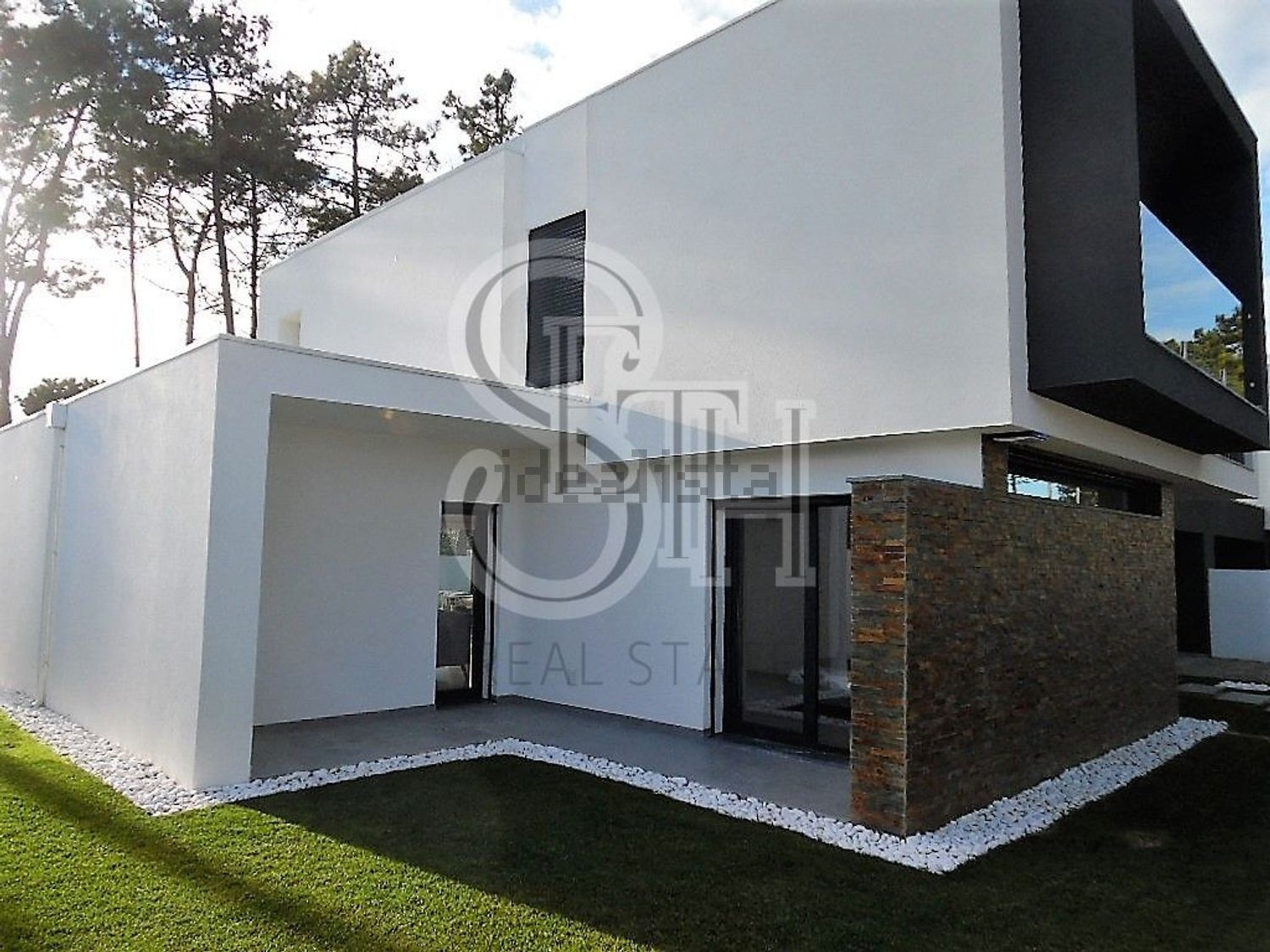 出租小楼房或独栋别墅在Avenida Dom Fernando - 外立面