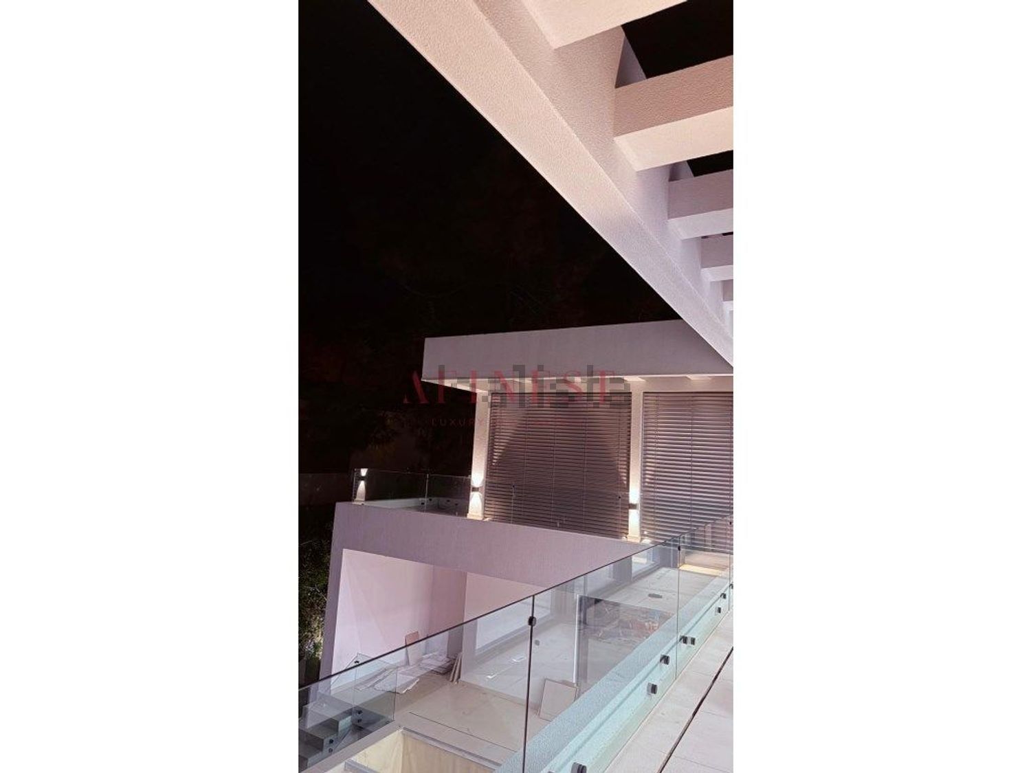 小楼房或独栋别墅出售在Rua do Tojo - 详情