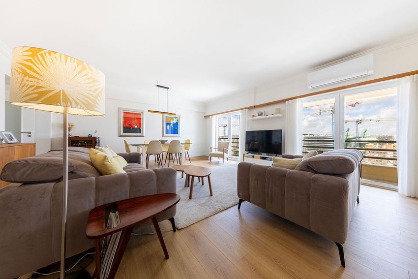 公寓 t4出售在Rua Embaixador Martins Janeira