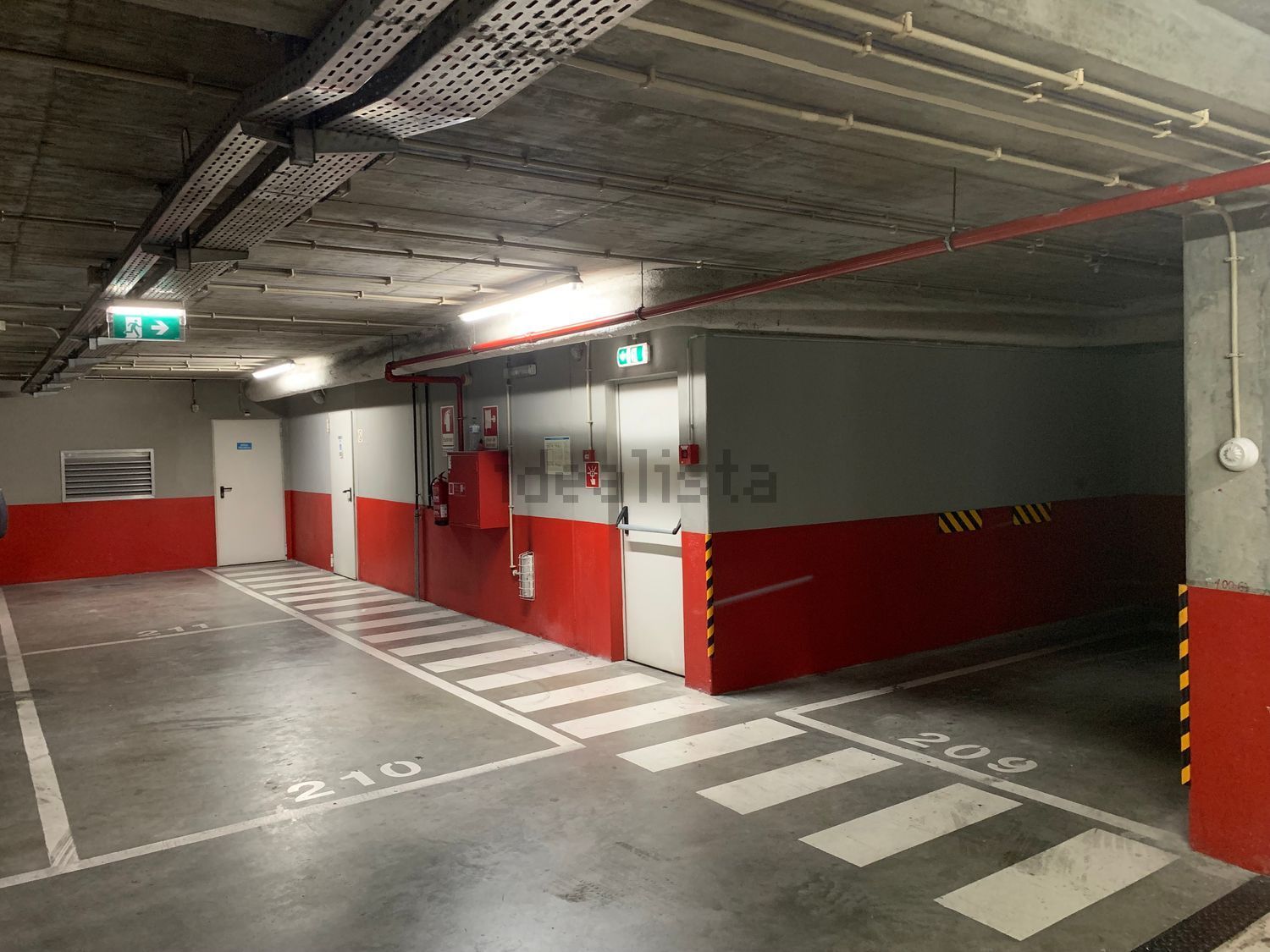 出租公寓 t3在Rua Maria de Lourdes Pintassilgo - 停车位