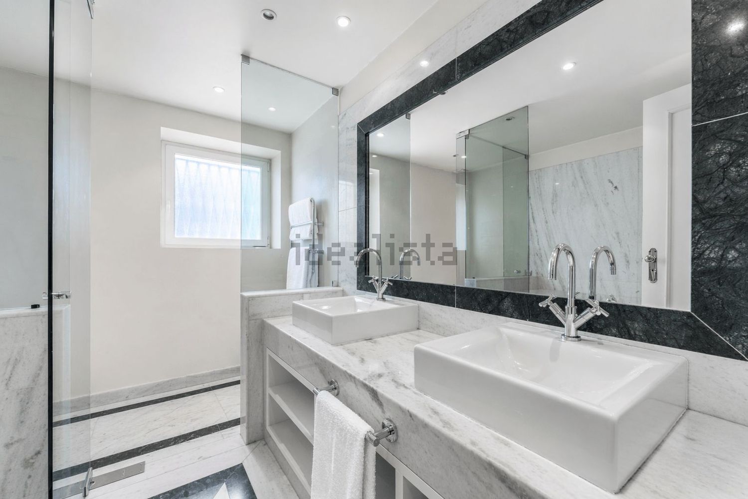 小楼房或独栋别墅出售在Avenida Marechal Carmona - 卫生间