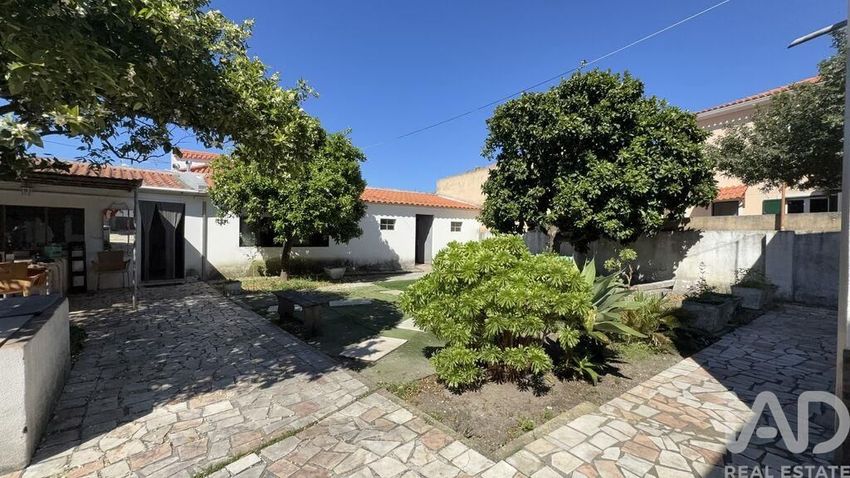 小楼房或独栋别墅出售在Alhos Vedros