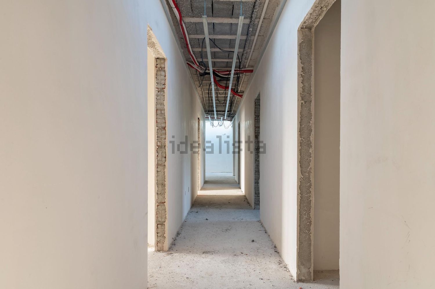 小楼房或独栋别墅出售在São Bartolomeu dos Galegos e Moledo - 过道