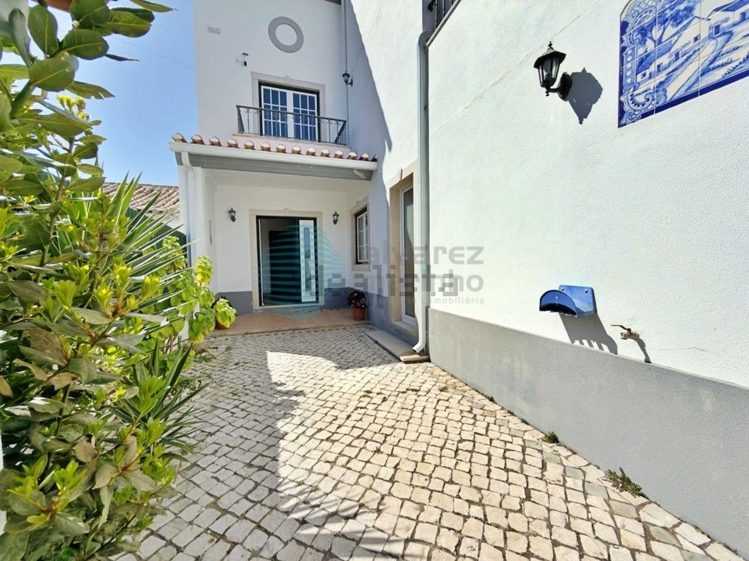 小楼房或独栋别墅出售在Rua 1° de Maio, 3 - 外立面