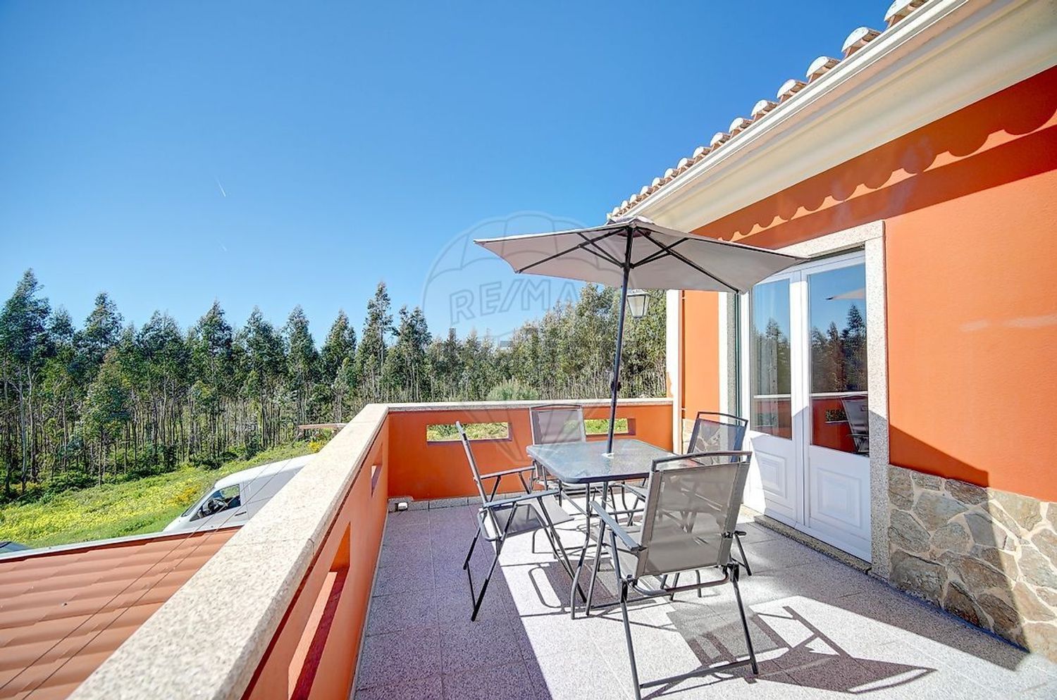 小楼房或独栋别墅出售在São Quintino - 阳台