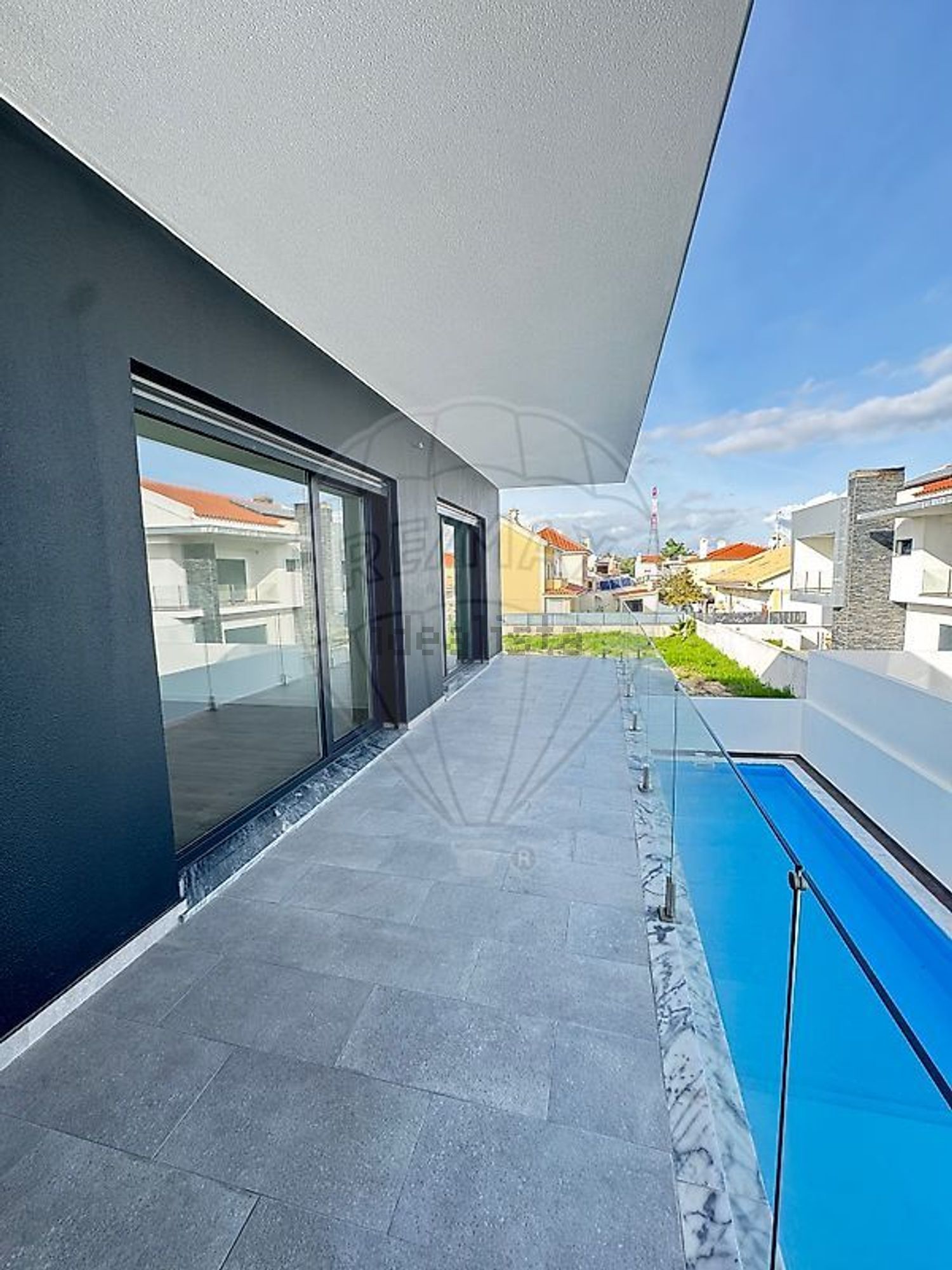 小楼房或独栋别墅出售在Alameda Miguel Torga - 阳台