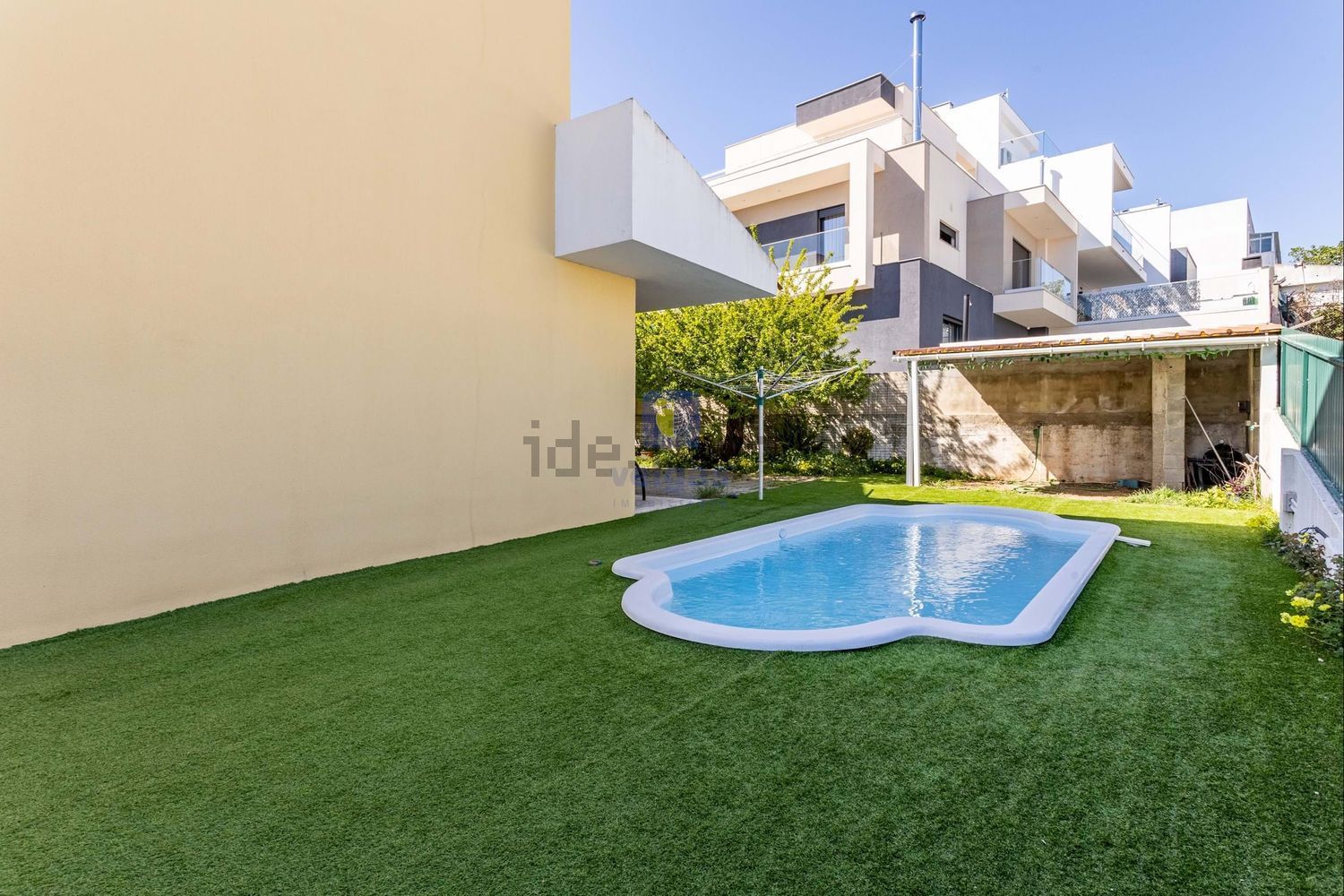 小楼房或别墅出售在Pontinha e Famões - 游泳池