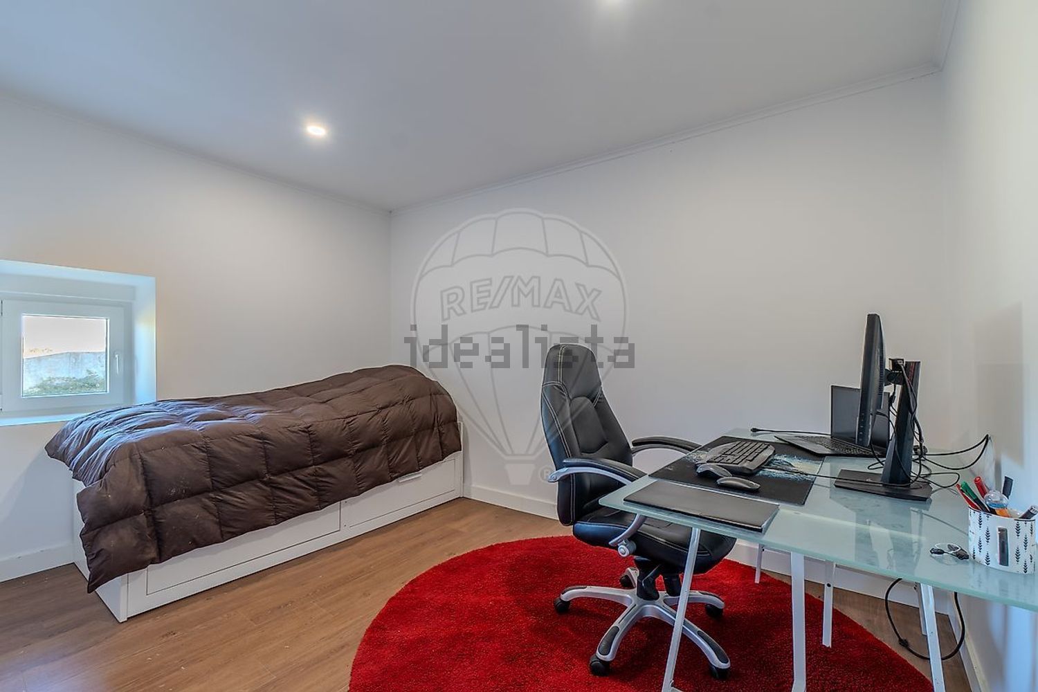 小楼房或独栋别墅出售在São Quintino - 卧室