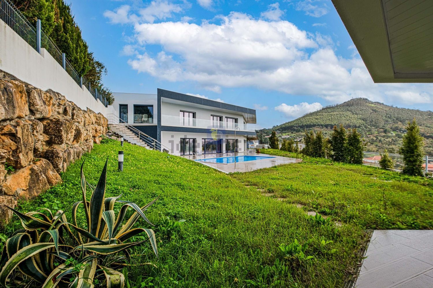 小楼房或别墅出售在Lousa - 外立面