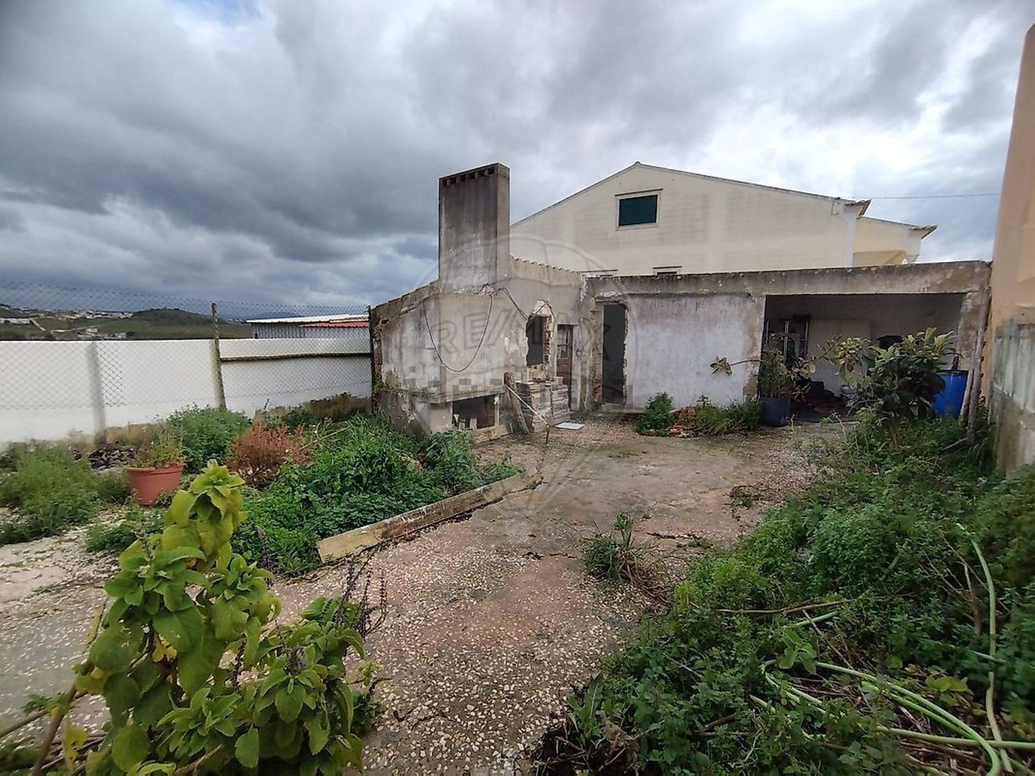 小楼房或独栋别墅出售在Rua Principal - 外立面