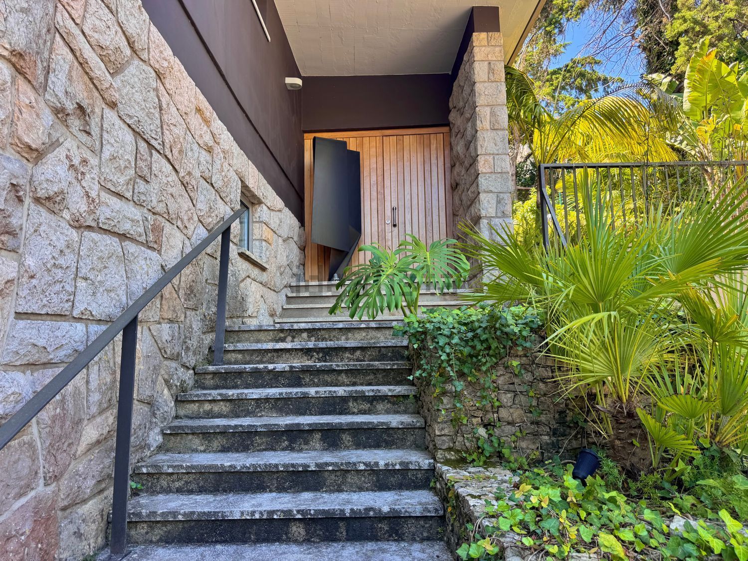 小楼房或独栋别墅出售在Avenida Marechal Carmona, 631 - 详情