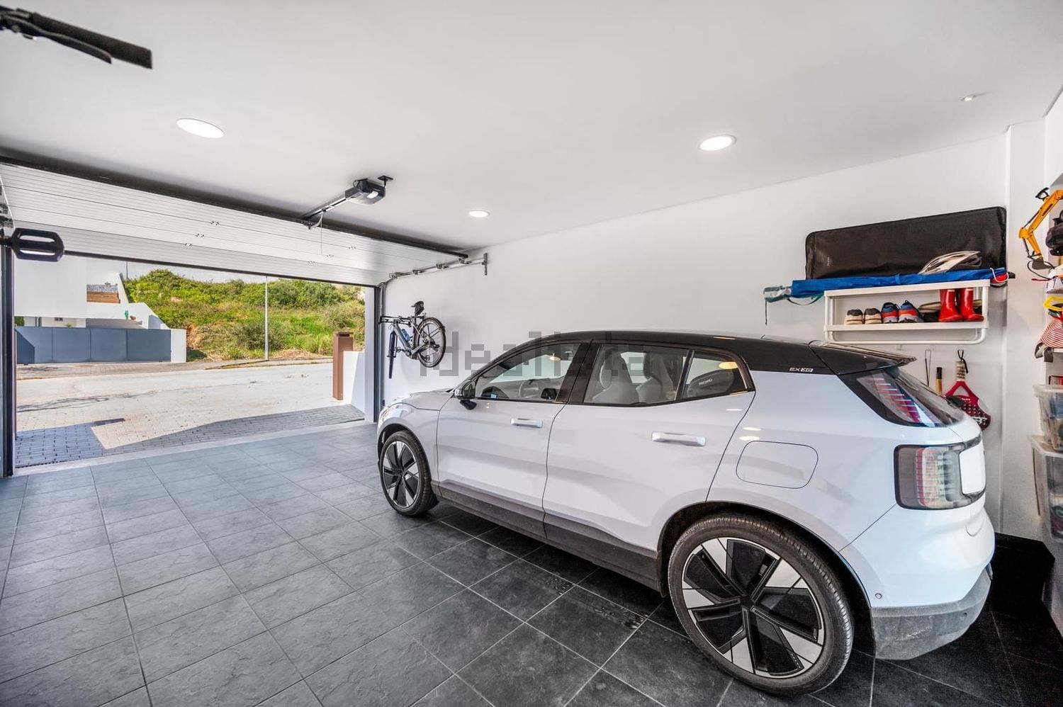 小楼房或独栋别墅出售在Rua das Lombas - 停车位