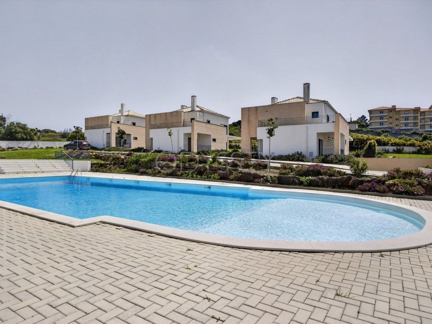 小楼房或独栋别墅出售在Rua da Colina - 游泳池