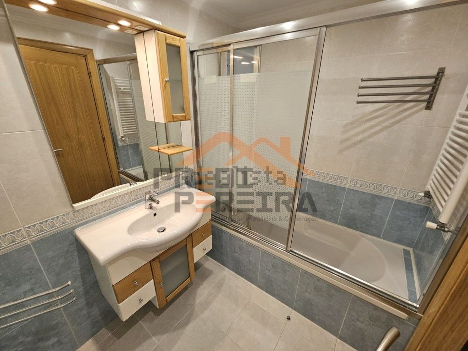 出租公寓 t3在Rua Diogo Guilherme da Silva Alves Furtado, 8 - 卫生间