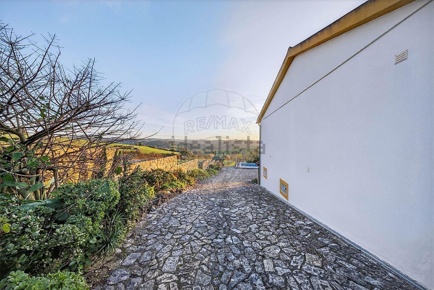 小楼房或独栋别墅出售在Rua Estreita - 外立面