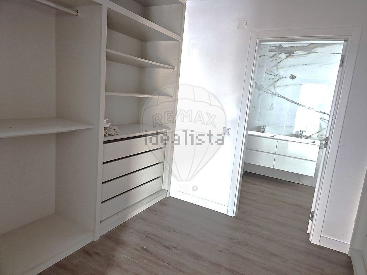 小楼房或独栋别墅出售在Rua 27 - 试衣间