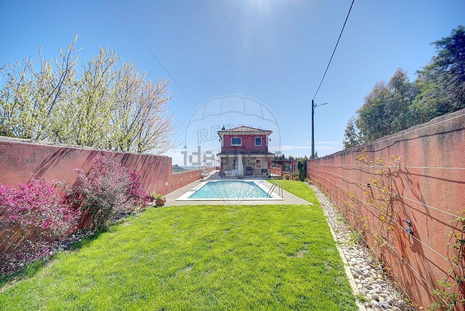 小楼房或独栋别墅出售在São Quintino - 游泳池