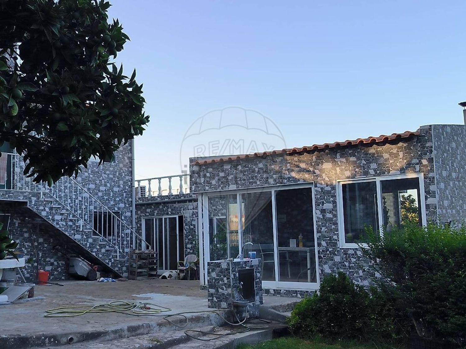 小楼房或独栋别墅出售在Rua da Mata de Palhacana - 外立面