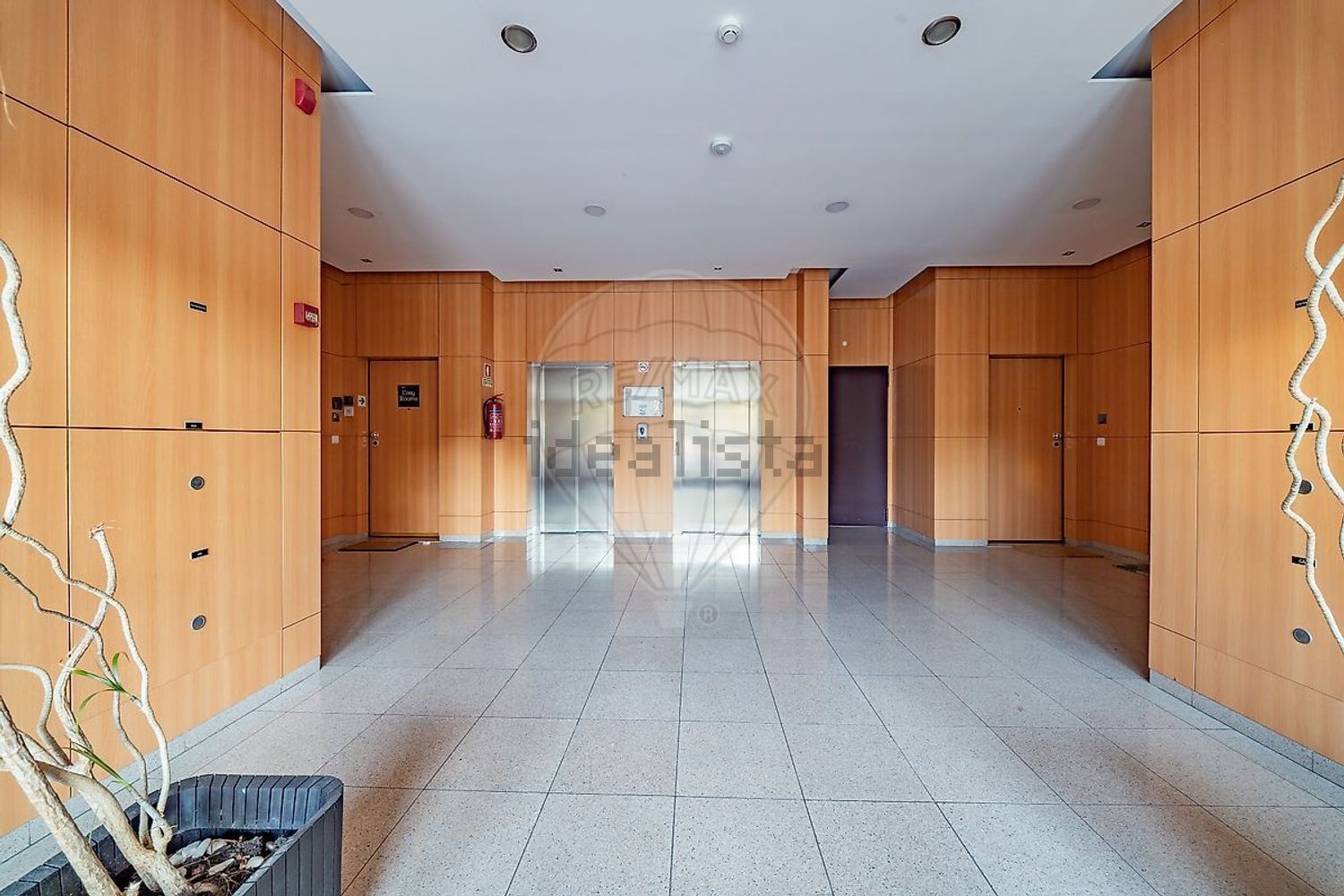 公寓 t3出售在Rua Manuel Teixeira Gomes - 过道