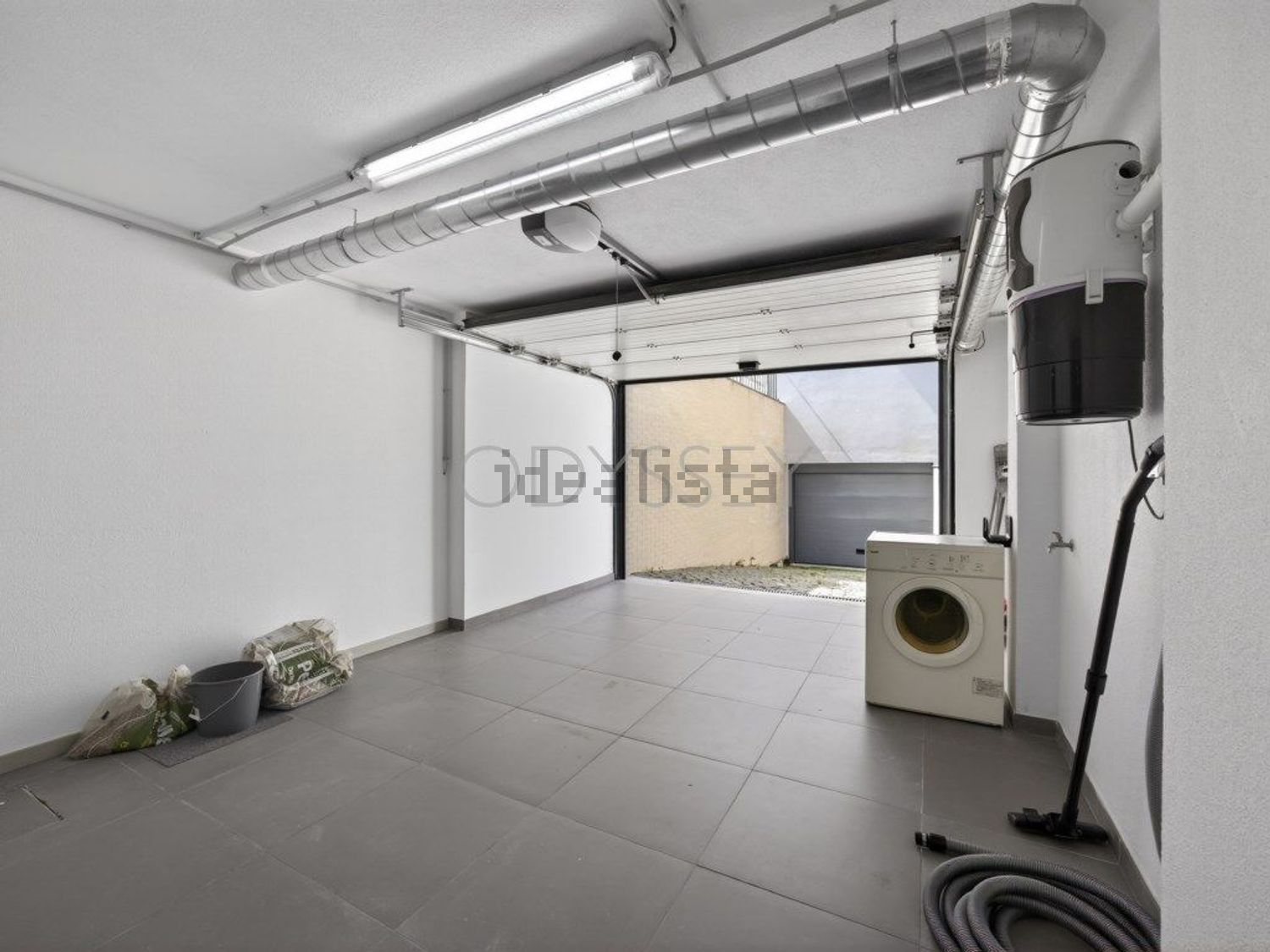 小楼房或独栋别墅出售在Rua da Colina - 停车位