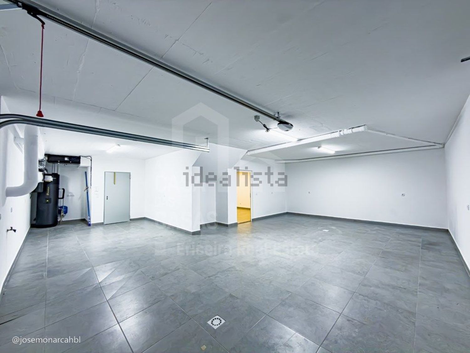 小楼房或独栋别墅出售在São Pedro da Cadeira - 停车位