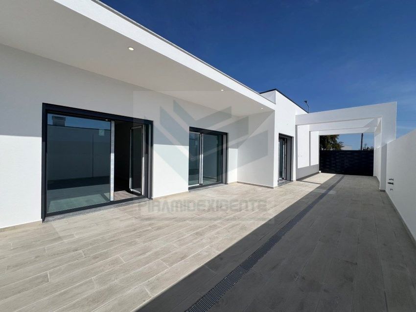 小楼房或独栋别墅出售在Moita