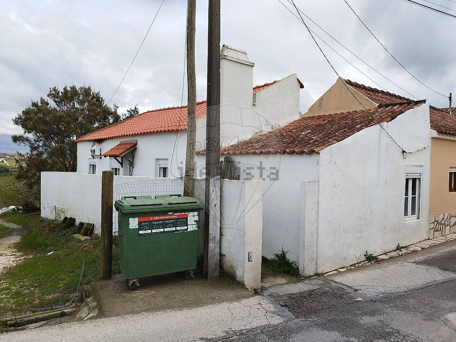 小楼房或独栋别墅出售在Rua Principal - 外立面