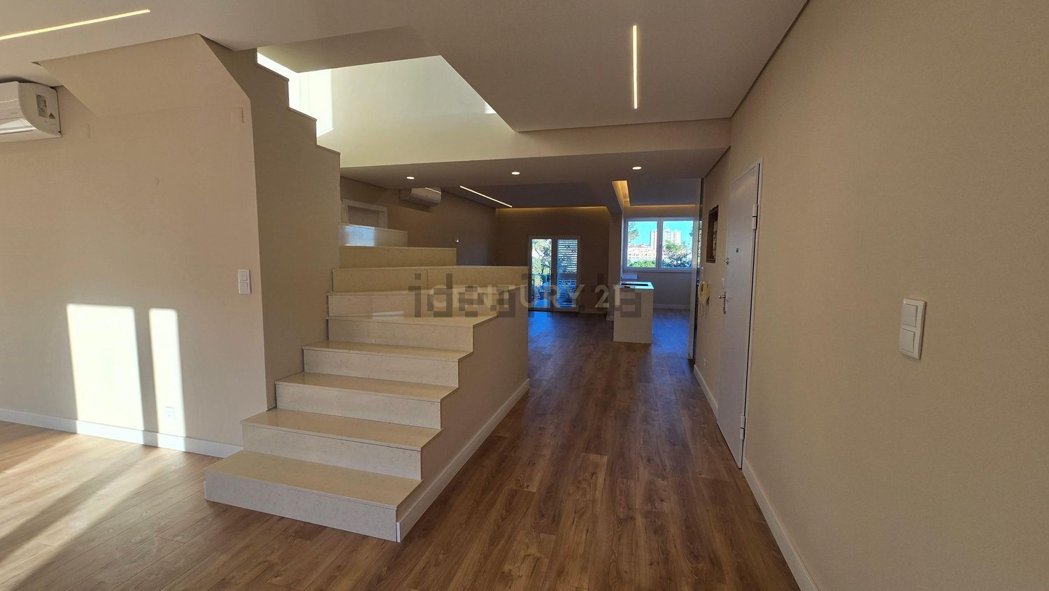 复式公寓出售在Costa da Guia - 详情