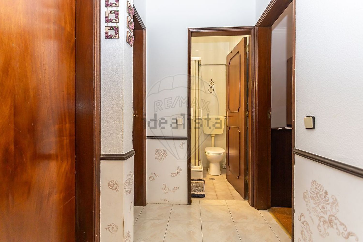 小楼房或独栋别墅出售在Rua José Fontana - 过道