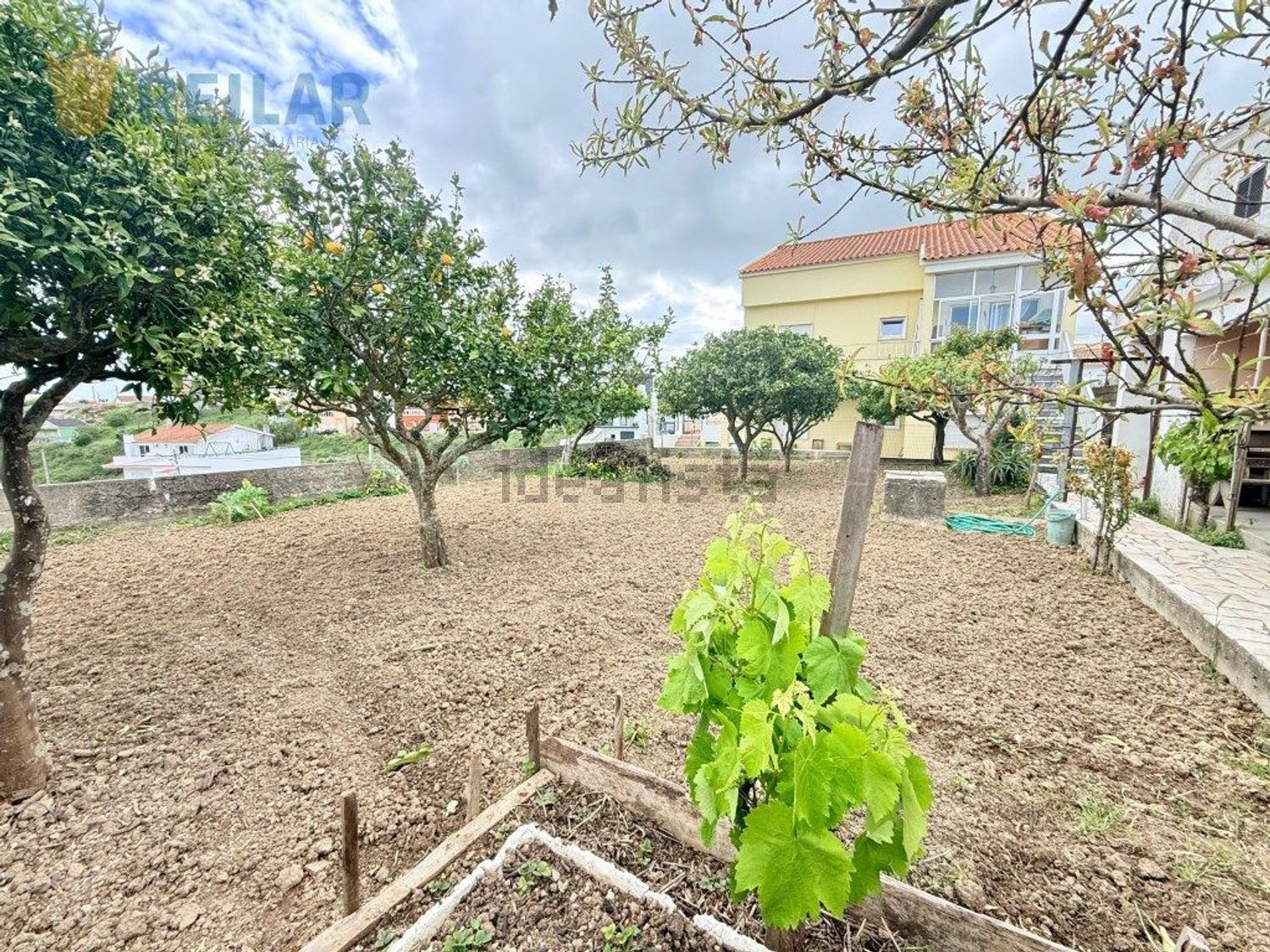 小楼房或独栋别墅出售在Vialonga - 花园