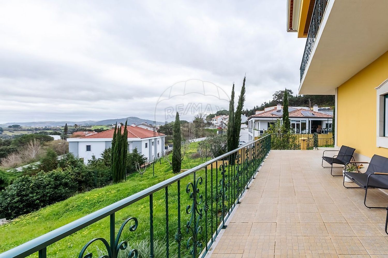 小楼房或独栋别墅出售在Estrada de Paços - 阳台