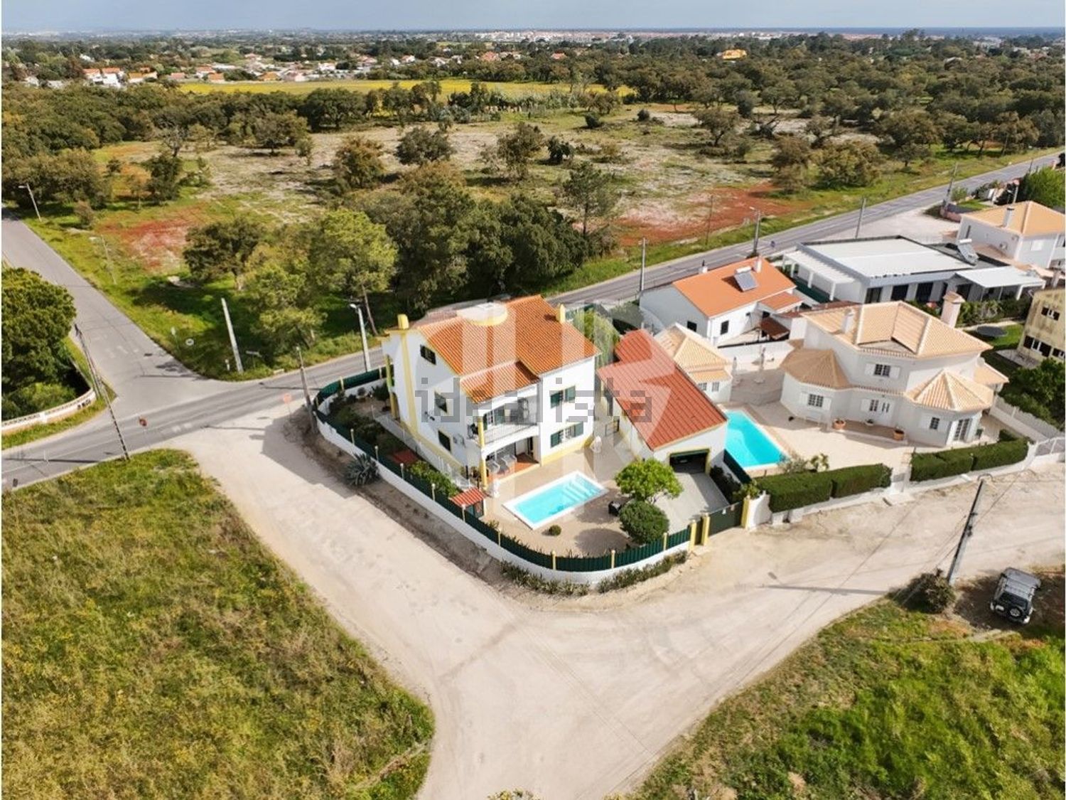 小楼房或独栋别墅出售Cm1029 - 游泳池