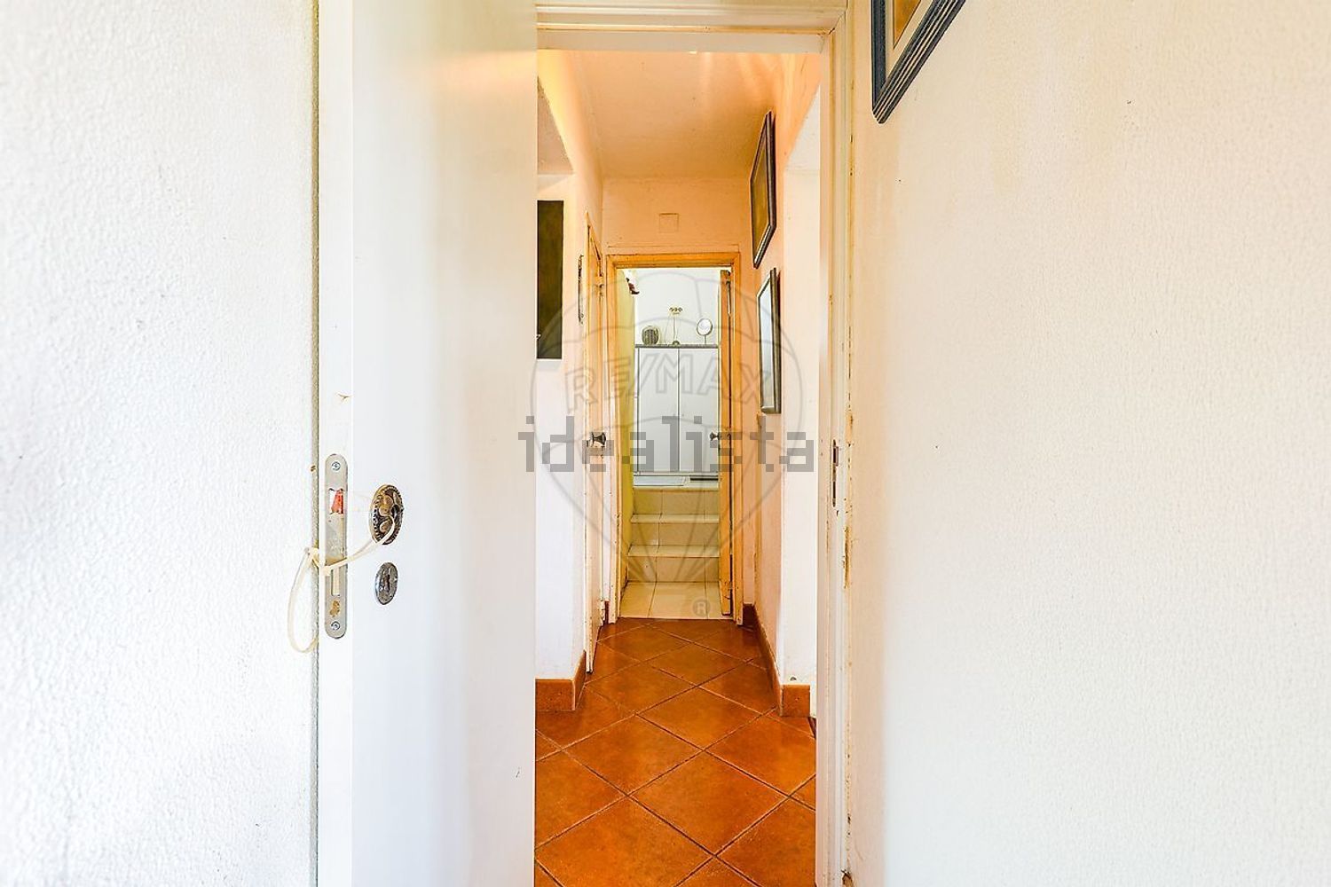 小楼房或独栋别墅出售在Estrada Sem Nome - 过道