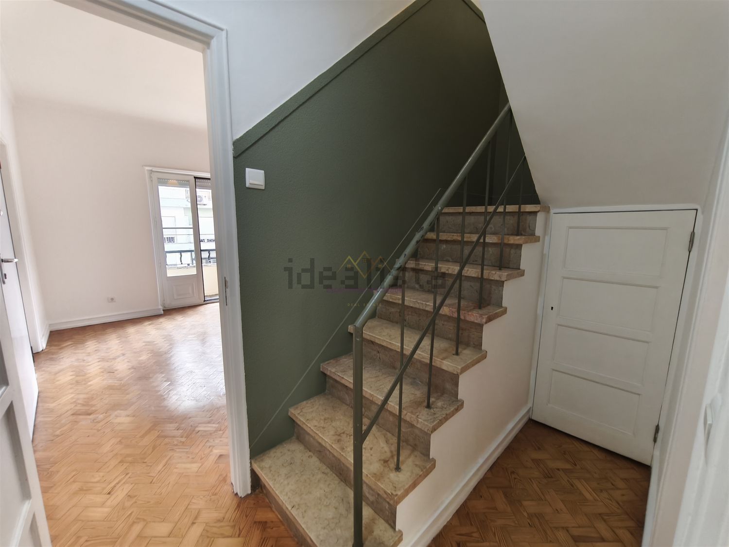 出租公寓 t3在Rua do Vale de Santo António s/n - 楼梯