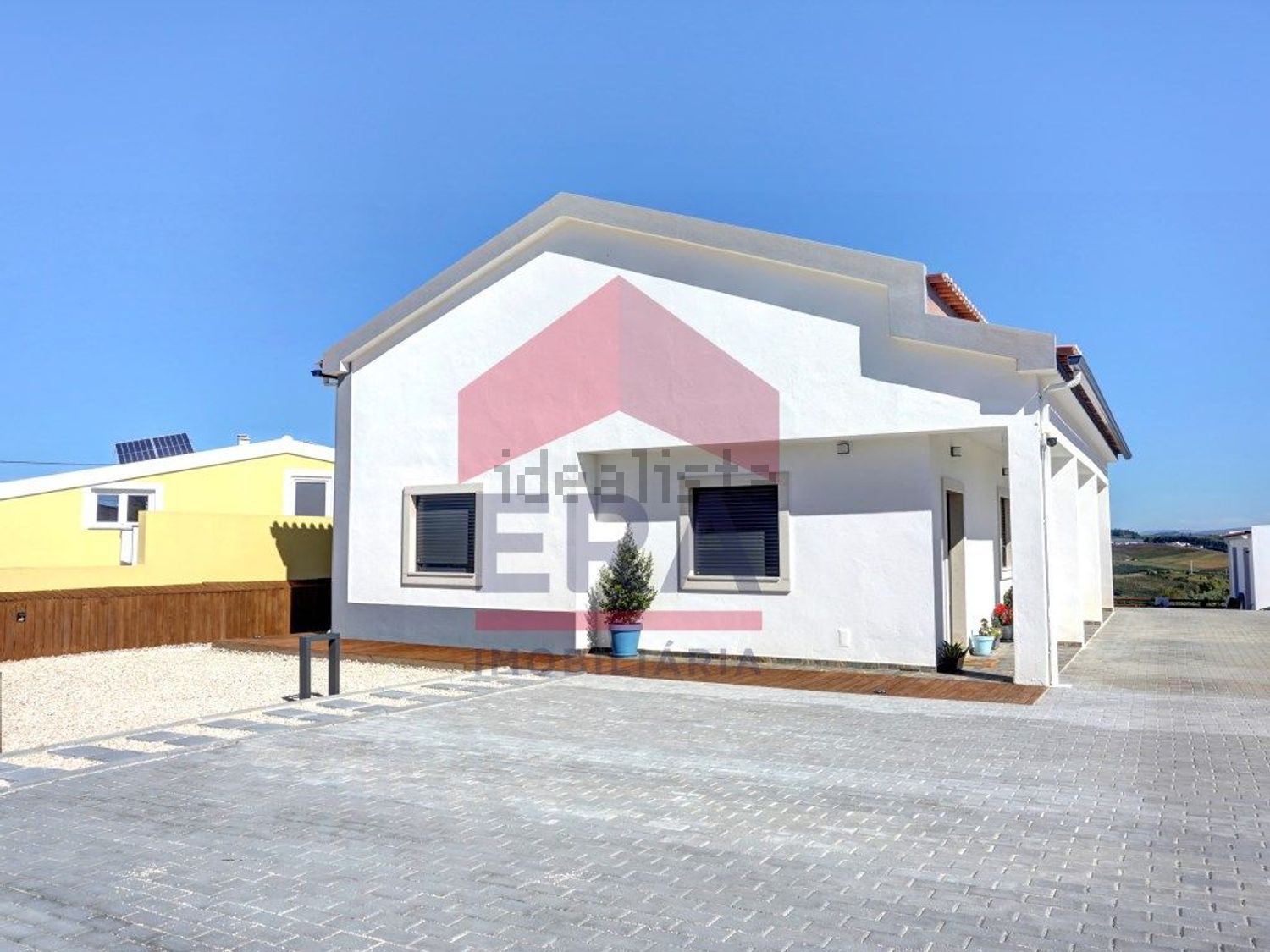 小楼房或独栋别墅出售在Rua do Picoto - 外立面