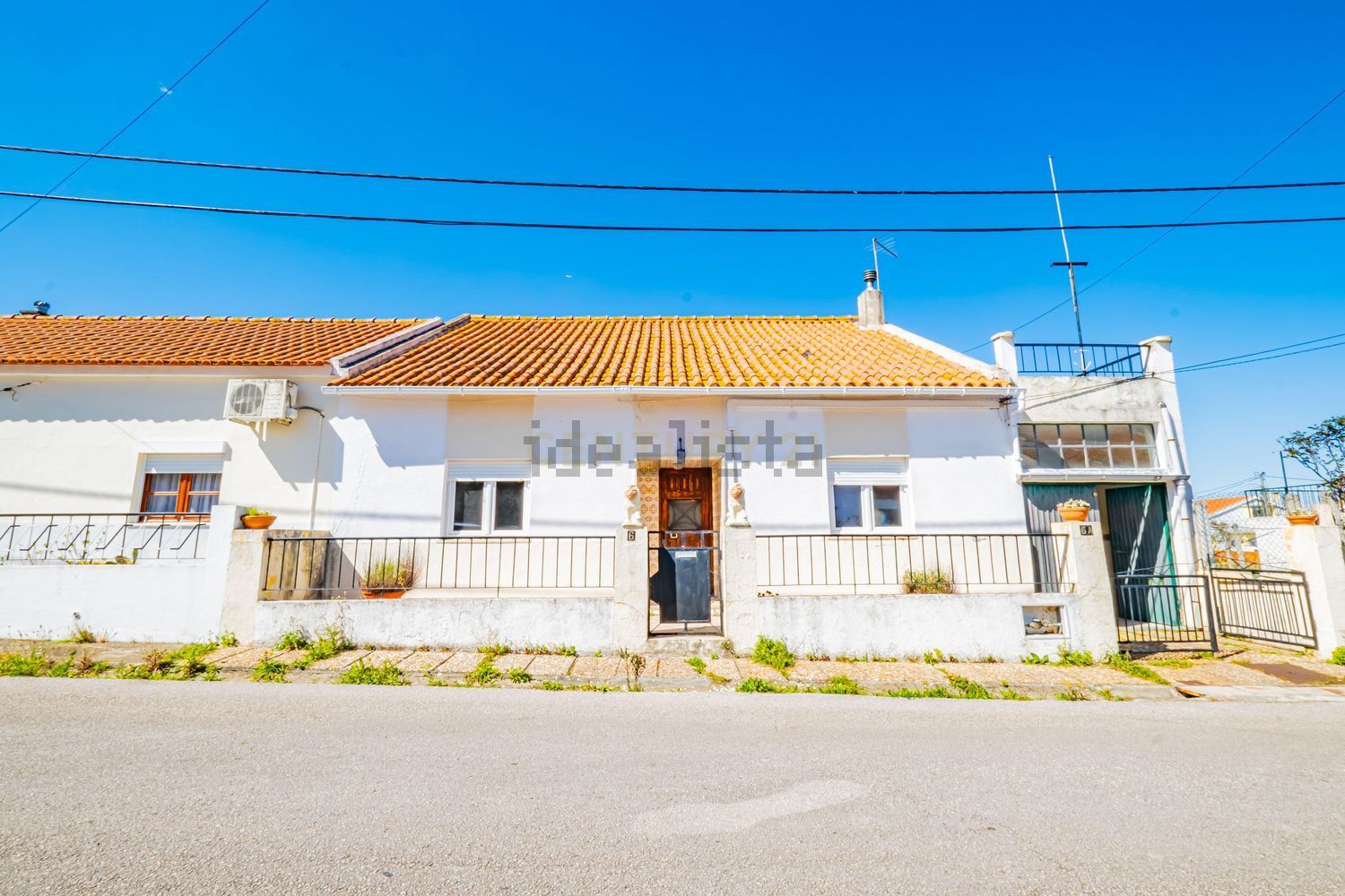 小楼房或独栋别墅出售在Rua General Humberto Delgado, 6 - 外立面