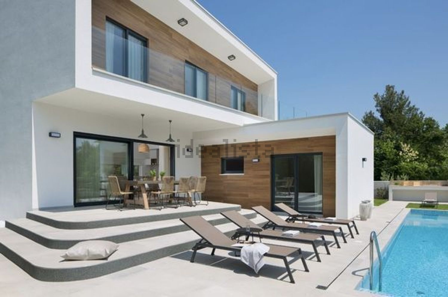 小楼房或独栋别墅出售在Tires - 照片