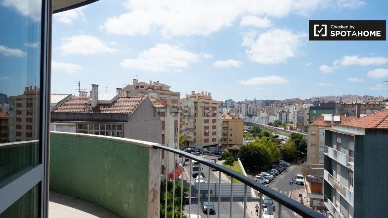 出租房间在Rua Elias Garcia - 阳台