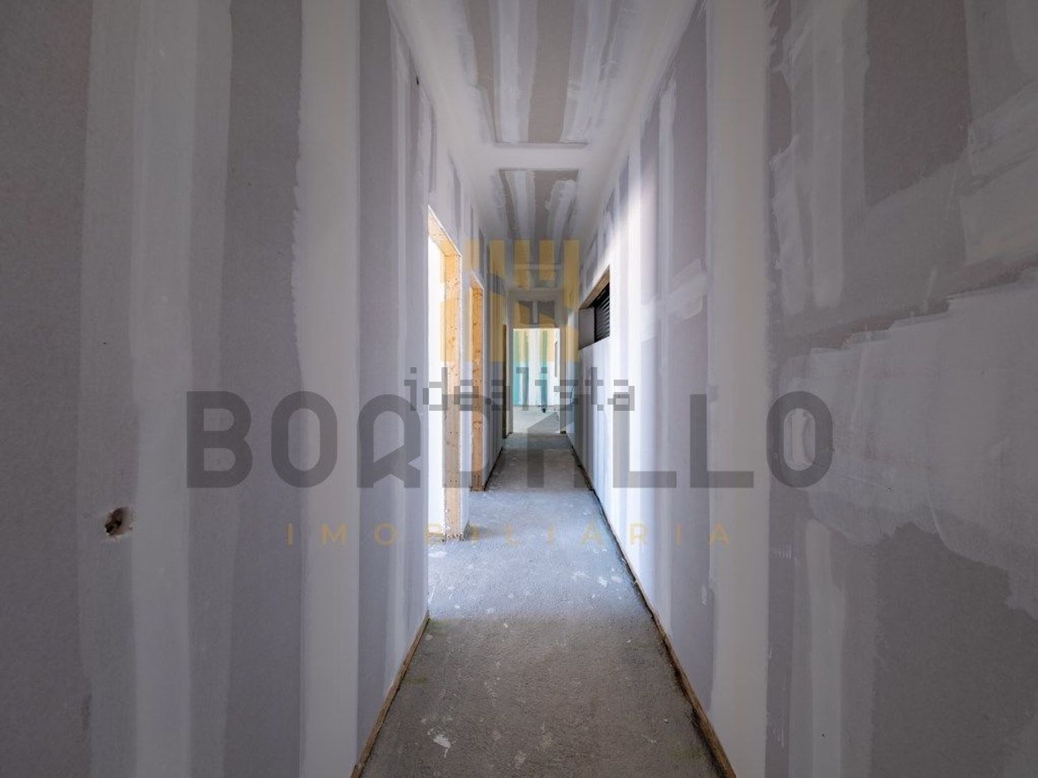 小楼房或独栋别墅出售在Rua do Serrado - 过道