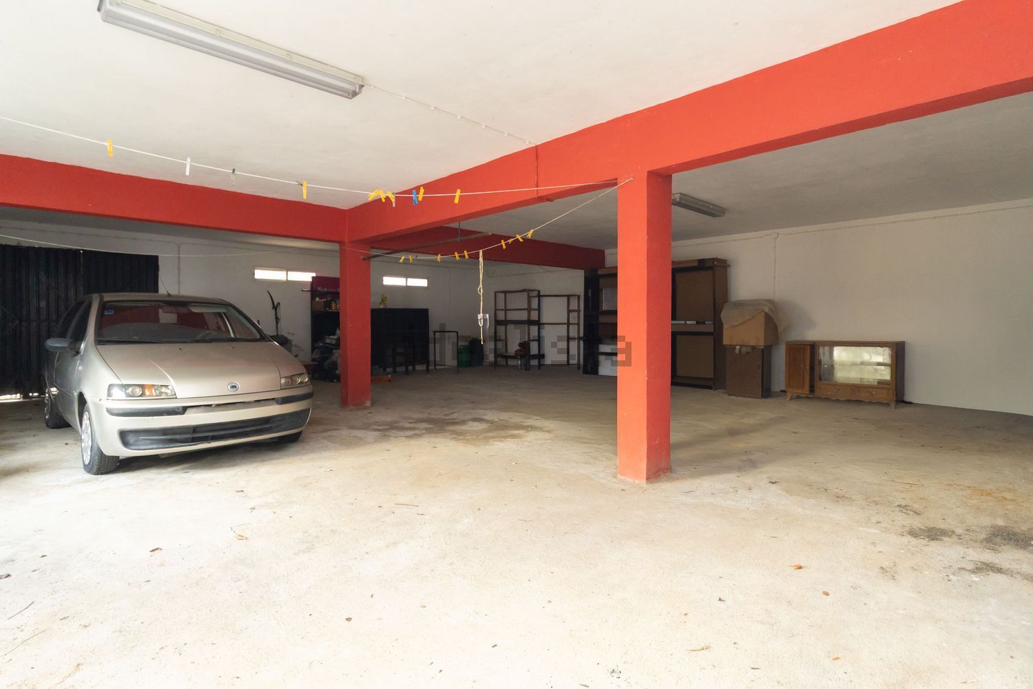 小楼房或独栋别墅出售在Avenida Padre Nabeto - 停车位