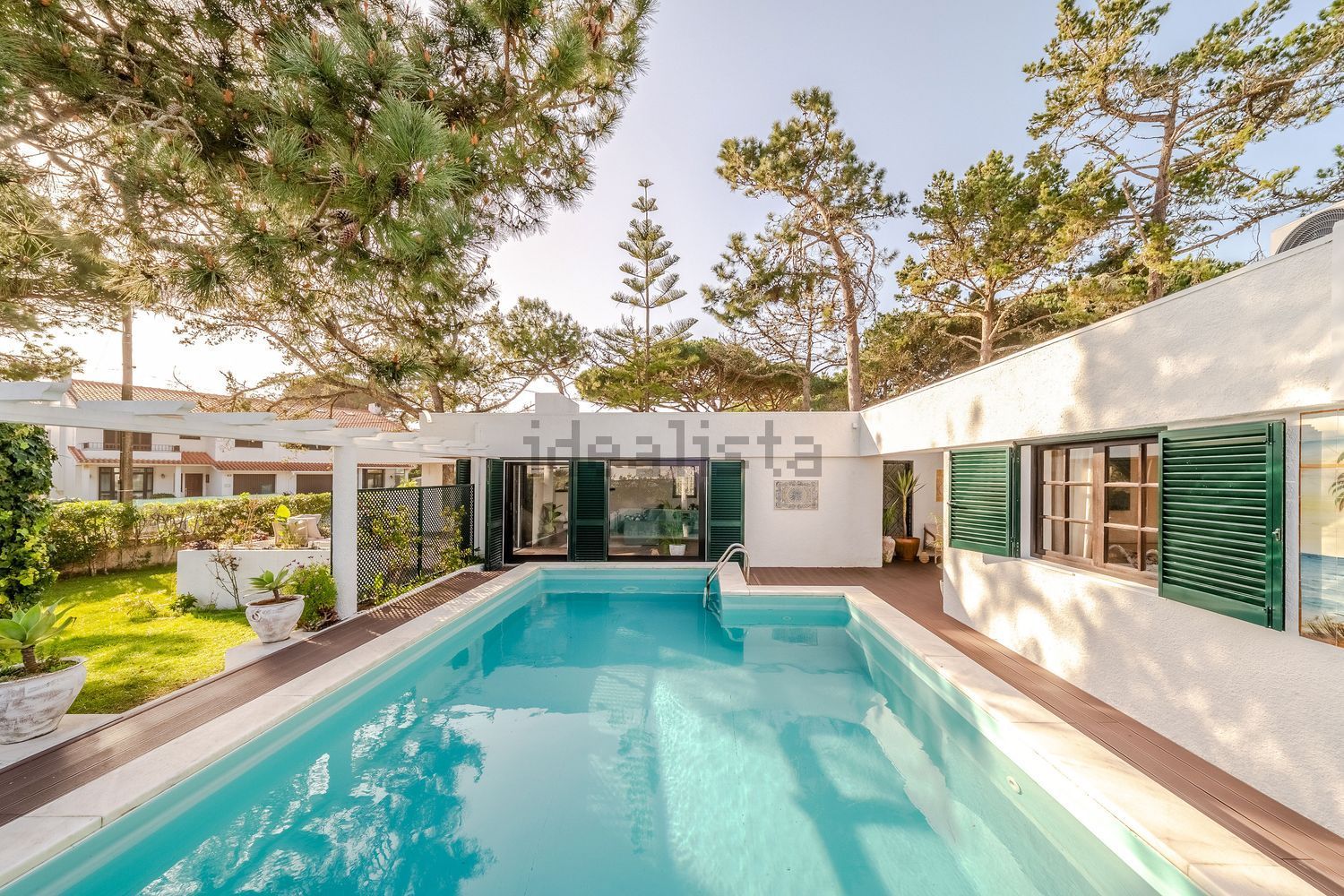 小楼房或独栋别墅出售在Rua das Quintas - 游泳池