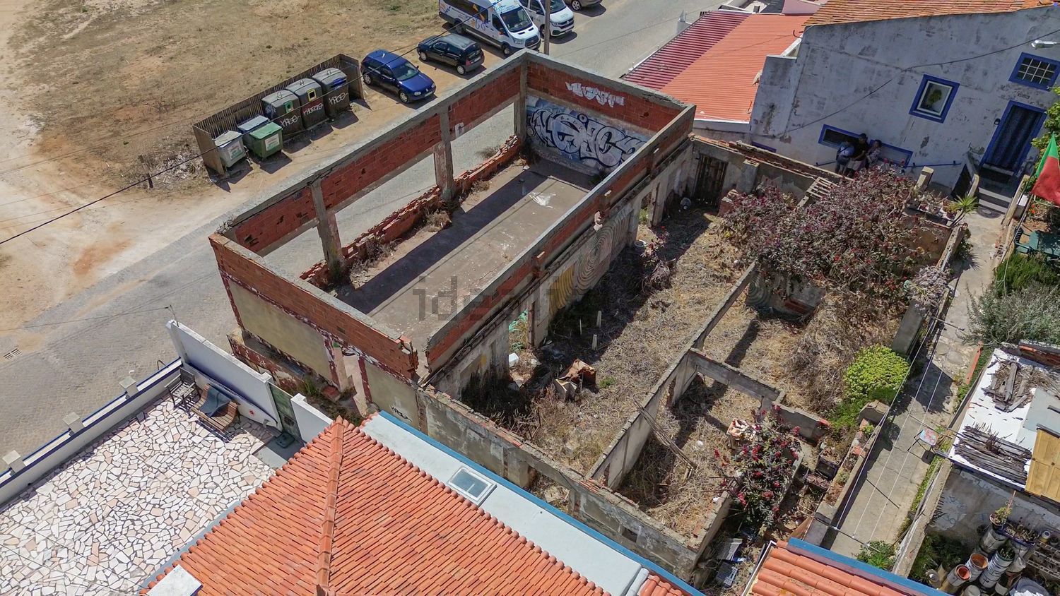 小楼房或独栋别墅出售在Rua do Brejo - 外立面