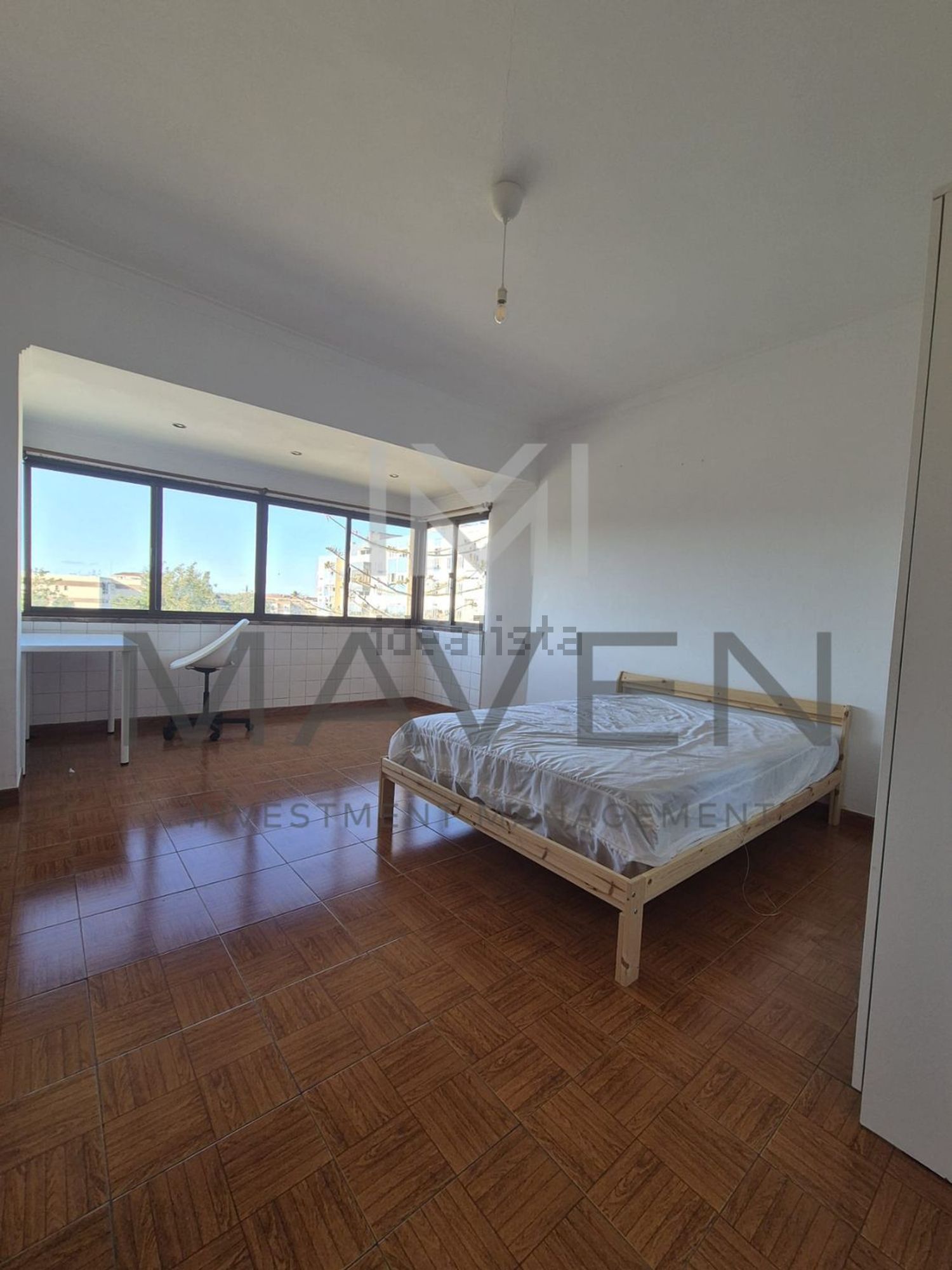 出租顶层公寓在Avenida Professor Rui Luís Gomes - 客厅