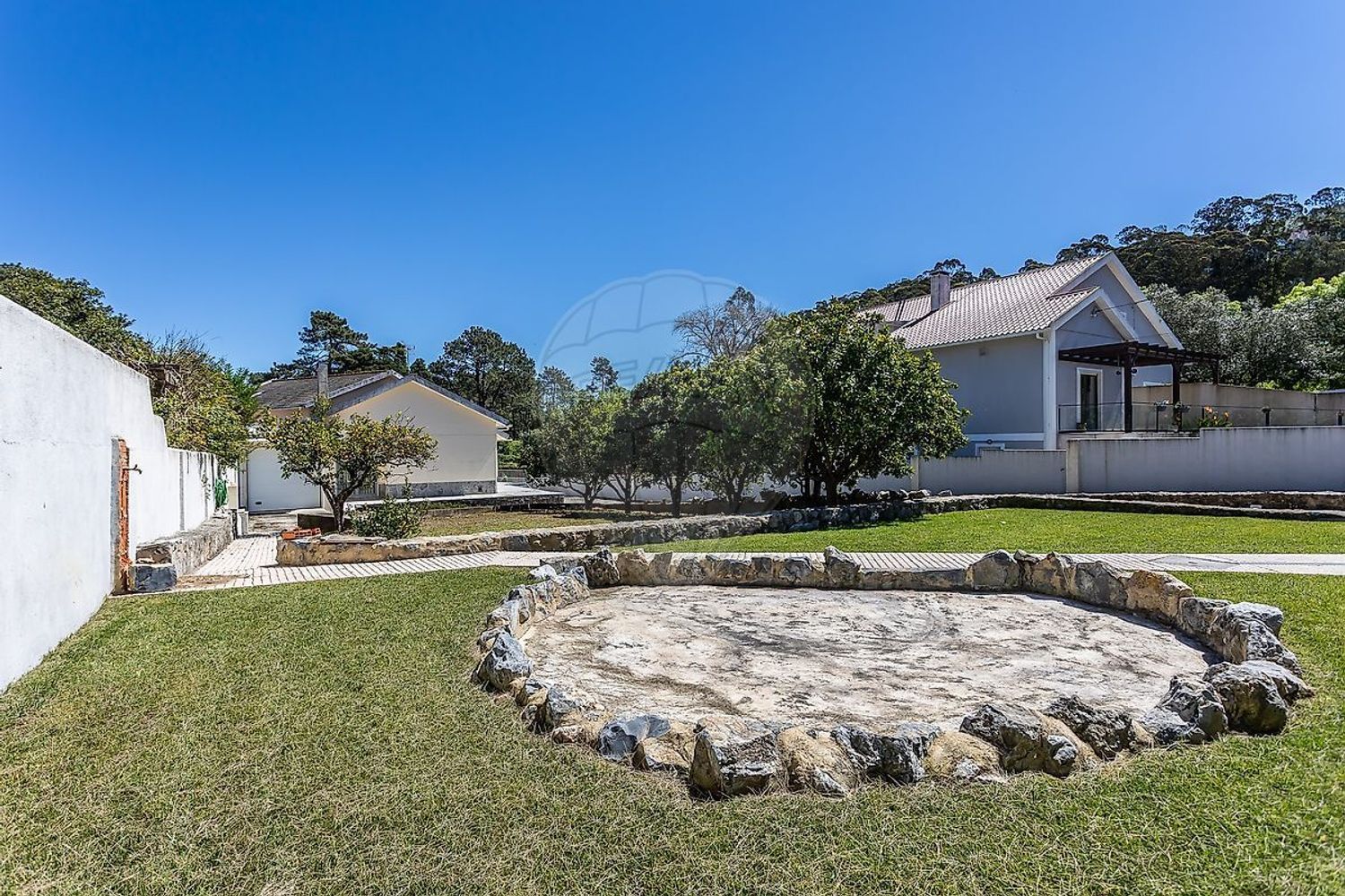 小楼房或独栋别墅出售在Serra das Minas - 花园