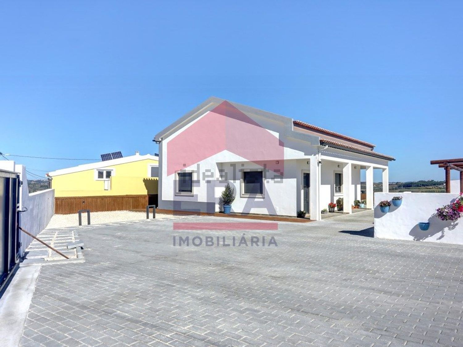 小楼房或独栋别墅出售在Rua do Picoto - 外立面