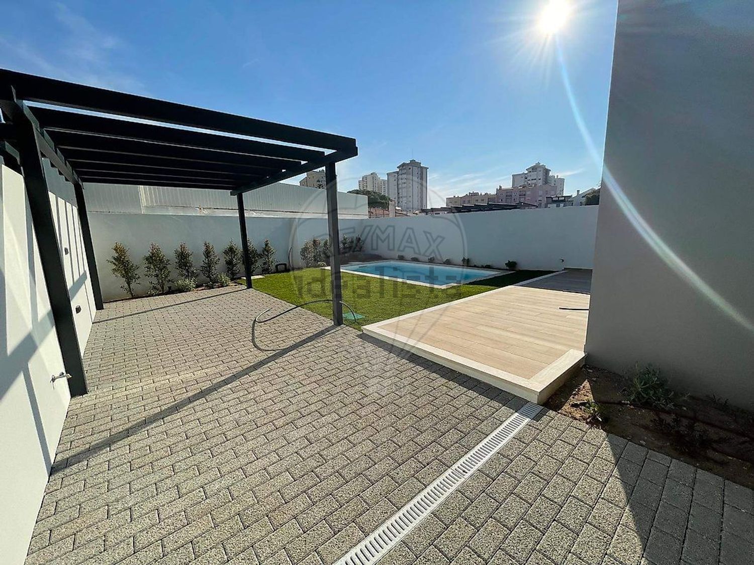 小楼房或独栋别墅出售在Rua Douro - 游泳池