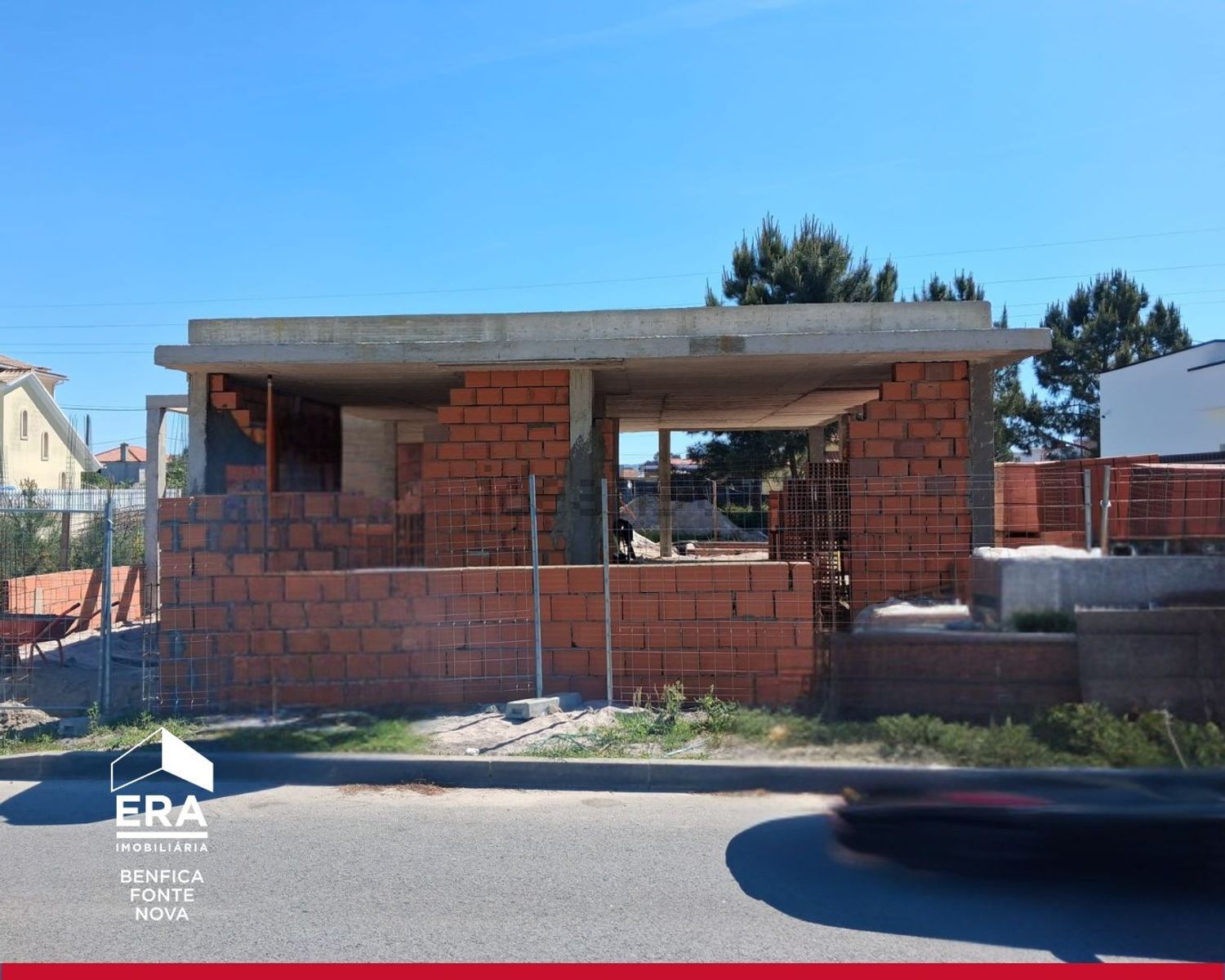 小楼房或独栋别墅出售在Avenida 5 de Outubro - 外立面