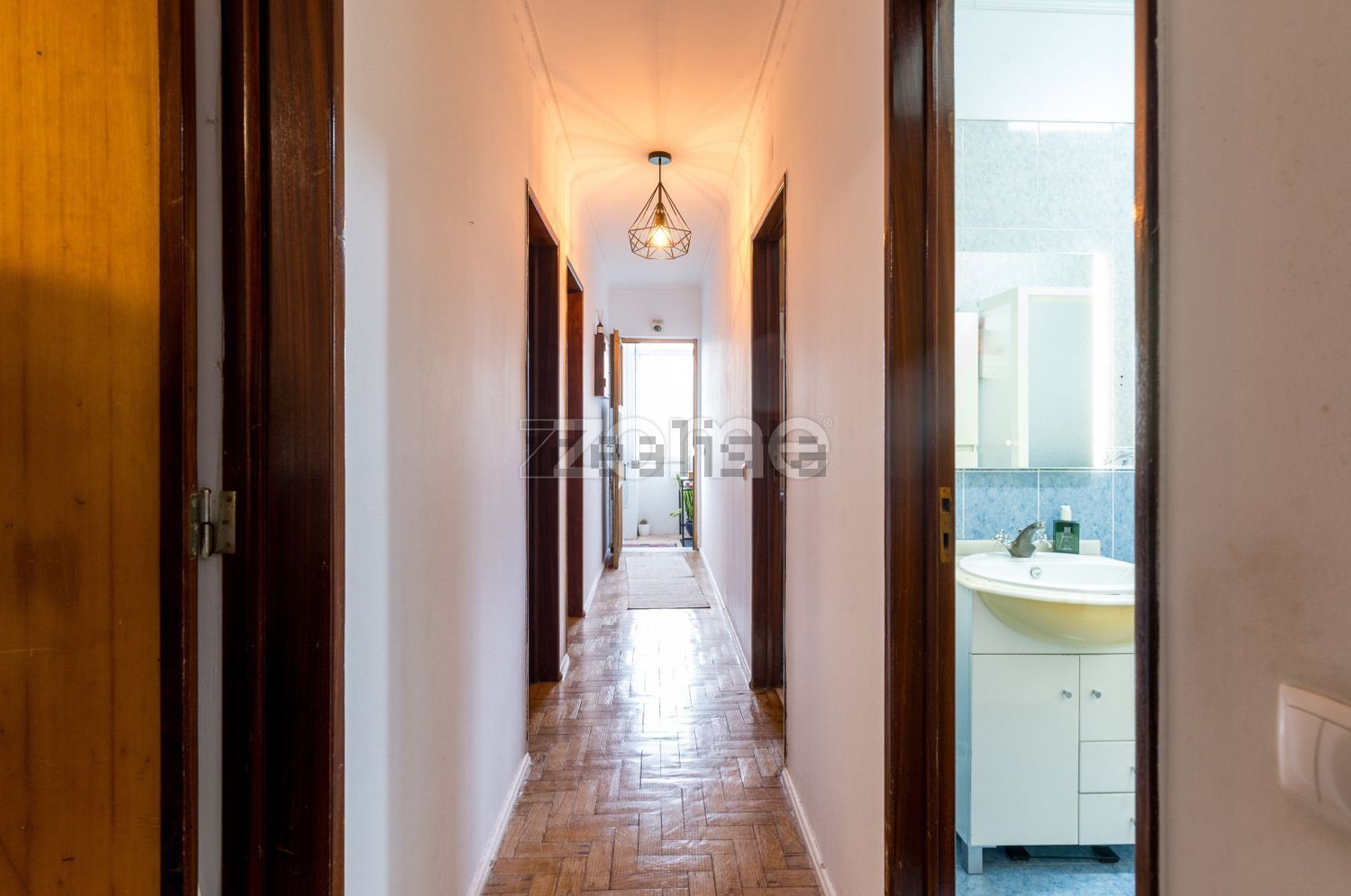 小楼房或独栋别墅出售在Rua 25 de Abril de 1974 s/n - 过道