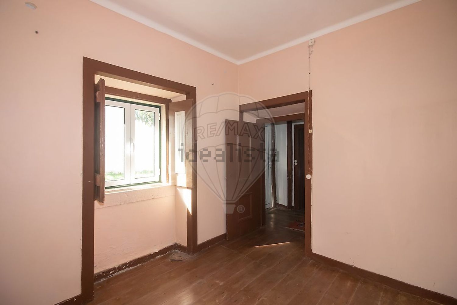 小楼房或独栋别墅出售在São Quintino - 过道