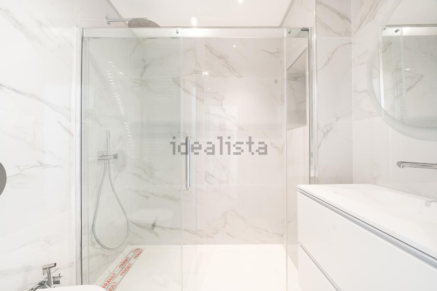 小楼房或独栋别墅出售在Beco do Algarvio - 卫生间